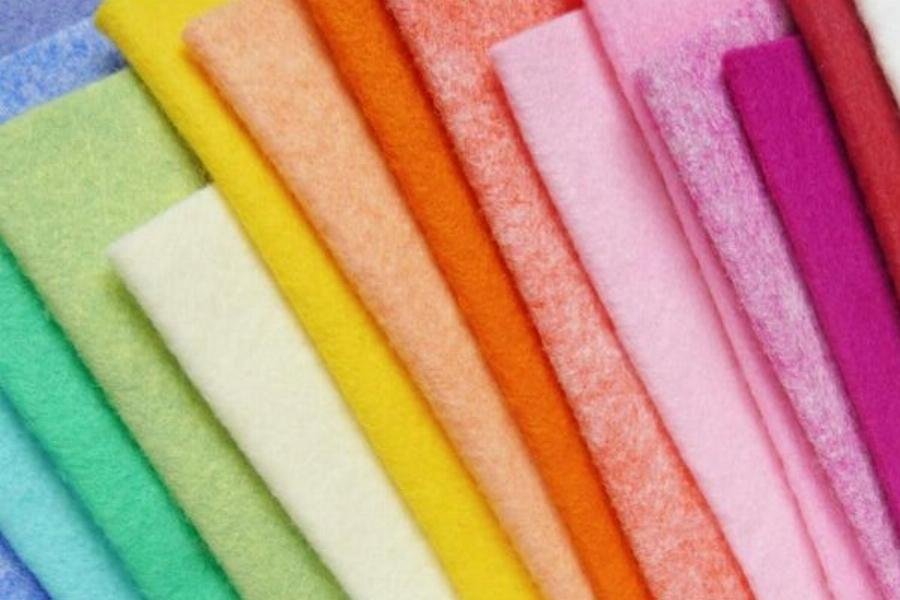 Ứng dụng của lông bờm Alpaca trong ngành thời trang, ví dụ như khăn choàng và áo len